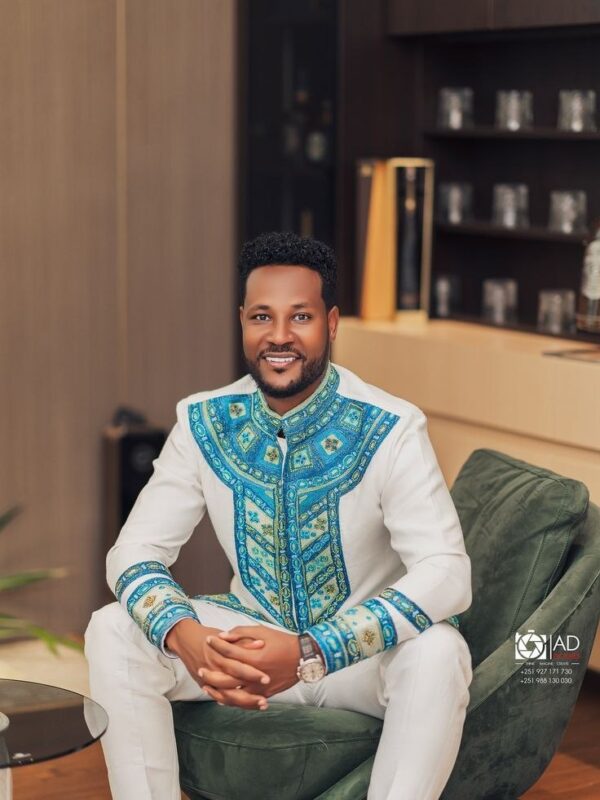 “ንደቂ ተባዕትዮ ዝተፈጥረ ግርማ፣ ብሓበሻዊ ቅዲ።”