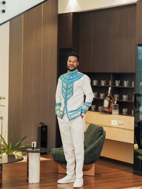 “ንደቂ ተባዕትዮ ዝተፈጥረ ግርማ፣ ብሓበሻዊ ቅዲ።”